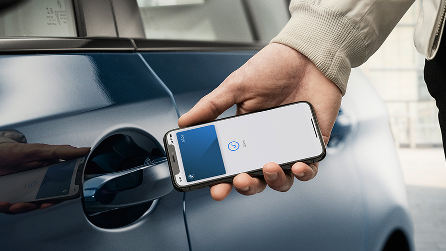 Skaitmeninis raktas Vyras atrakina BMW su Digital Key