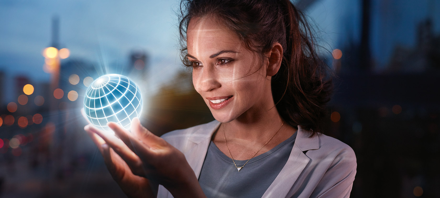 BMW ConnectedDrive savybės Moteris laiko BMW ConnectedDrive gaublį savo rankose