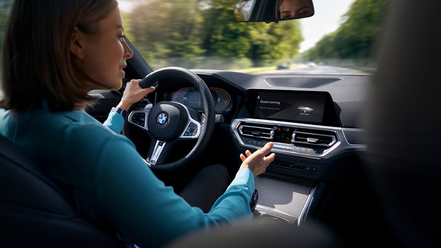BMW išmanusis asmeninis asistentas, „BMW Car Expert“ funkcija Moteris važiuoja BMW ir naudojasi „Car Expert“ funkcija