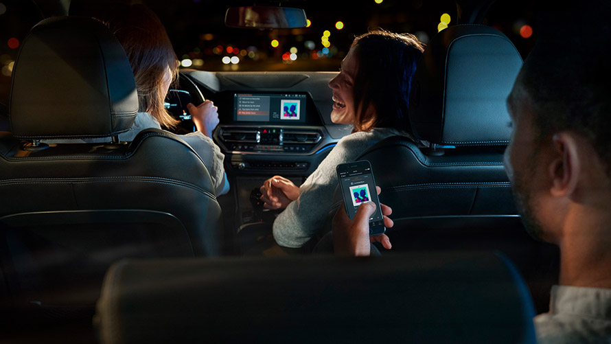 „Connected Command“ „Connected Command“: Trys žmonės klausosi muzikos važiuodami BMW