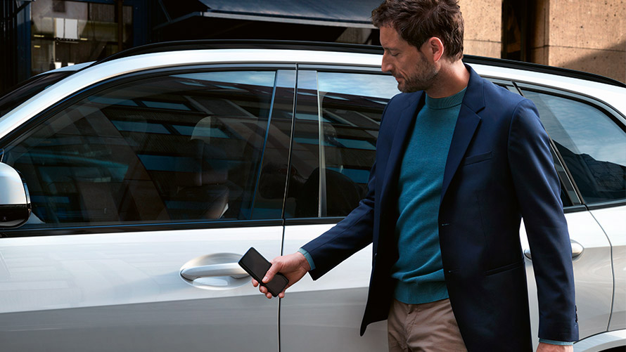 Skaitmeninis raktas Vyras atrakina BMW skaitmeniniu raktu išmaniajame telefone