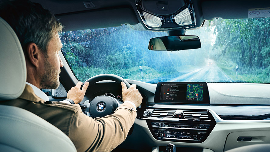 Realiu laiku gaunama eismo informacija Vyras naudojasi Realiu laiku gaunamos eismo informacijos funkcija BMW ekrane