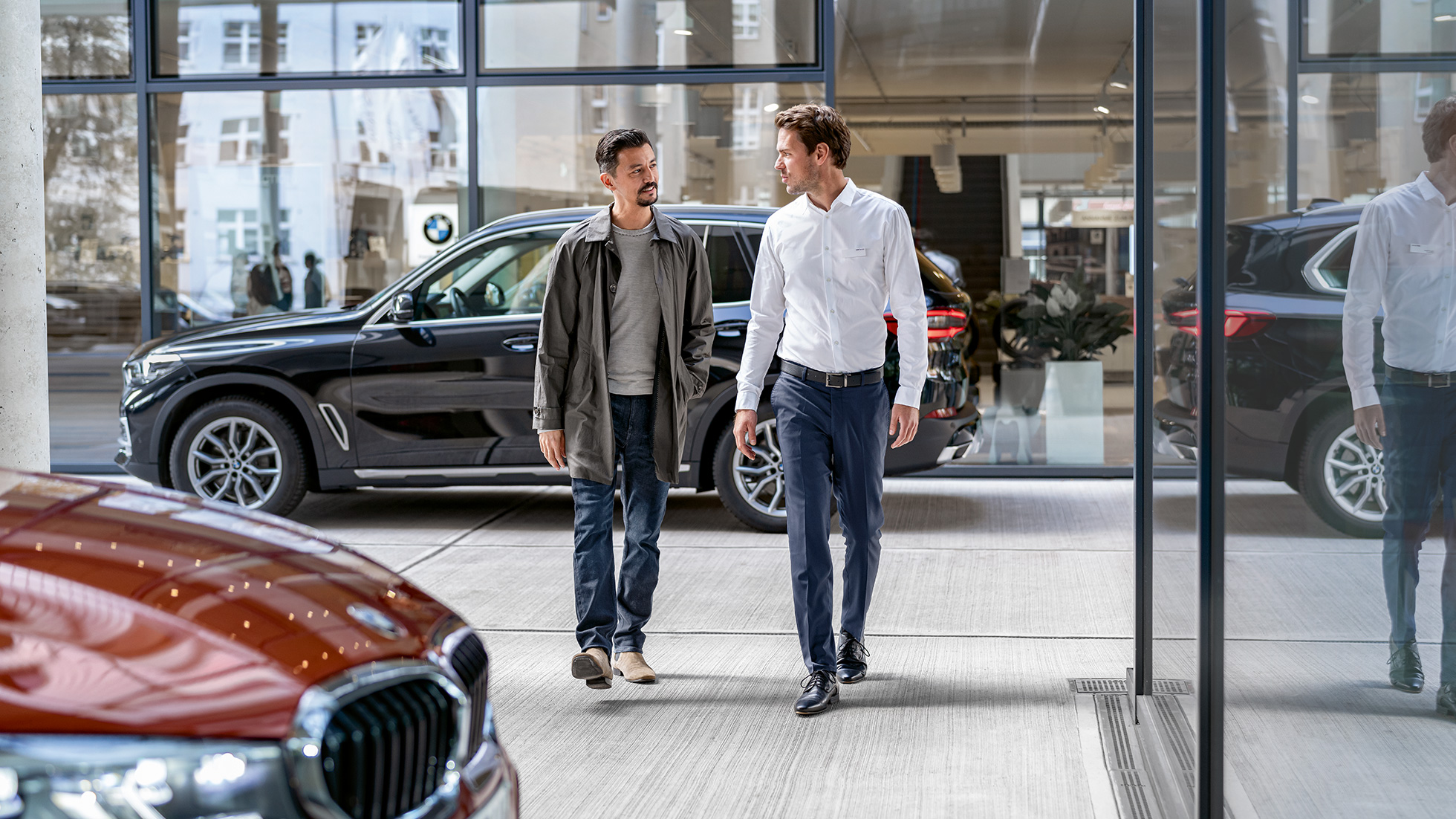 BMW techninė priežiūra, BMW serviso pasiūlymas BMW techninė priežiūra, vyras BMW servise