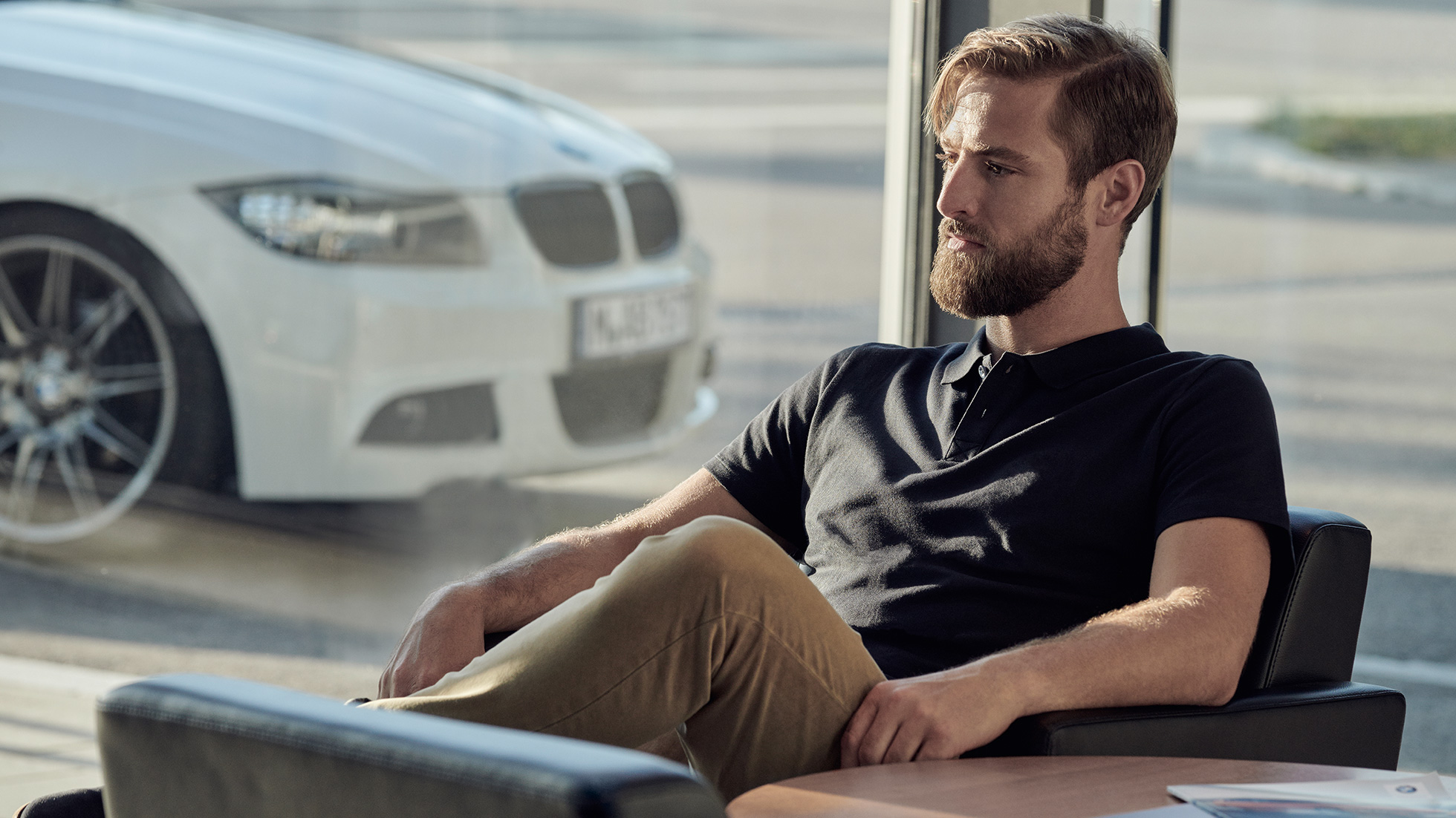 Bekontaktė BMW techninė priežiūra, BMW techninė priežiūra internetu BMW techninė priežiūra, BMW Service Inclusive, BMW atstovybėje sėdintis atsipalaidavęs vyras
