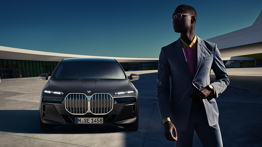 BMW diplomatinių pardavimų nauda diplomatams, išankstinis aptarnavimas Išankstinio aptarnavimo teikiama BMW diplomatinių pardavimų nauda diplomatams, priešais BMW diplomatinį automobilį stovintis vyras