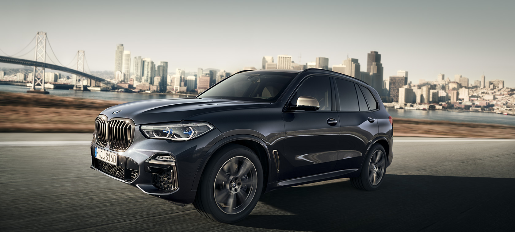 BMW apsauginiai automobiliai Jūsų gaunama nauda BMW apsauginiai automobiliai, Jūsų gaunama nauda, gatve važiuojantis BMW apsauginis automobilis