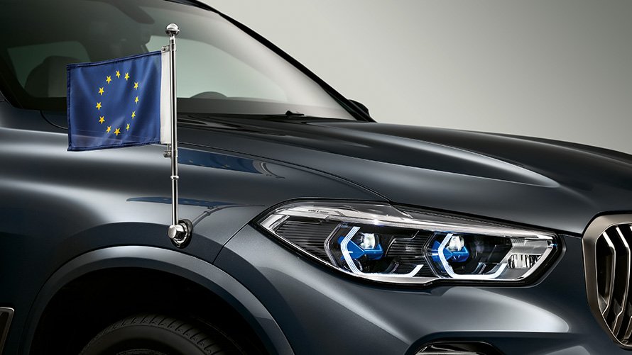 BMW apsauginiai automobiliai, papildoma įranga, eksterjeras su šalies vėliava BMW apsauginiai automobiliai, papildoma įranga, eksterjeras su šalies vėliava