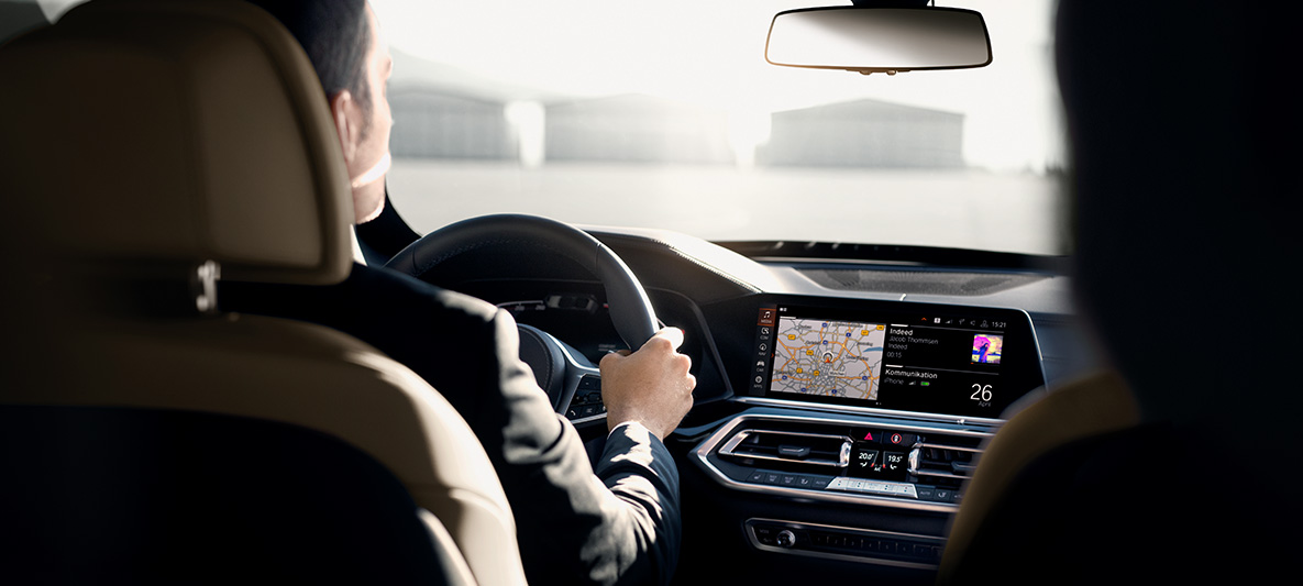 BMW apsauginiai automobiliai, BMW apsaugos vairuotojų mokymų kursai, interjeras BMW apsauginiai automobiliai BMW apsaugos vairuotojų mokymų kursai, interjeras, BMW vairuojantis vyras