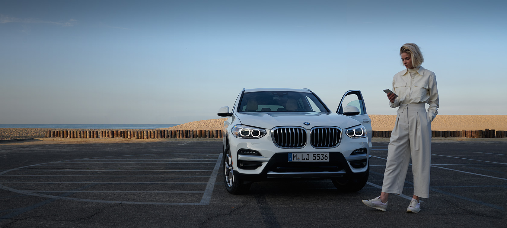 Moteris naudojasi My BMW programėle savo išmaniajame telefone