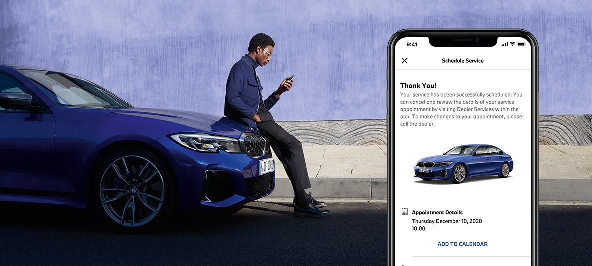 My BMW programėlė „Manage my service experience“ funkcija, į BMW variklio dangtį atsirėmęs vyras My BMW programėlė „Manage my service experience“ funkcija, į BMW variklio dangtį atsirėmęs vyras