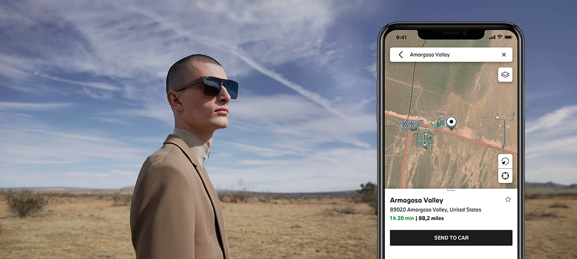 Su My BMW programėle valdykite savo keliones ir siųskite visą reikiamą informaciją į automobilį, dykumoje stovintis vyras Su My BMW programėle valdykite savo keliones ir siųskite visą reikiamą informaciją į automobilį, dykumoje stovintis vyras