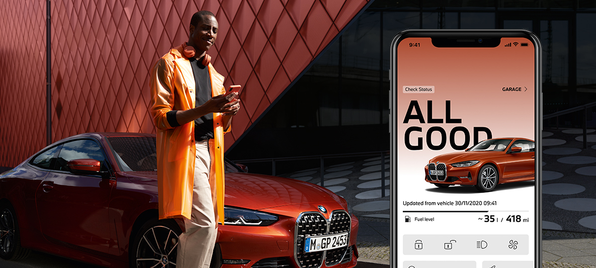 My BMW programėlė „Manage my vehicle status“ automobilio būklės valdymo funkcija priešais BMW 2 serijos kupė stovintis vyras su išmaniuoju telefonu My BMW programėlė „Manage my vehicle status“ automobilio būklės valdymo funkcija priešais BMW 2 serijos kupė stovintis vyras su išmaniuoju telefonu