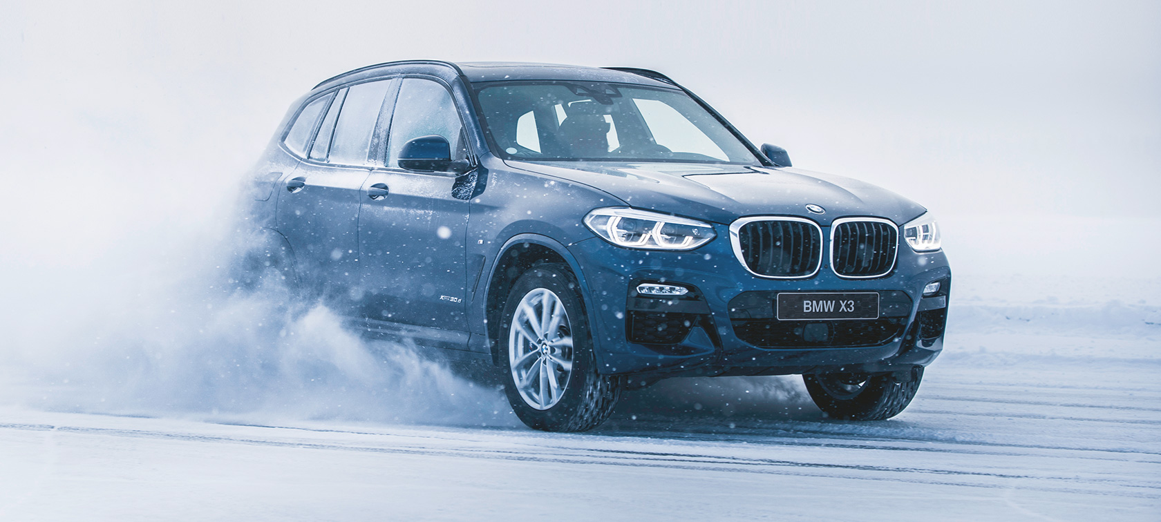 BMW aksesuarai ir priedai rudens ir žiemos sezonui BMW X3 stovinčio sniege trijų ketvirčių vaizdas iš priekio