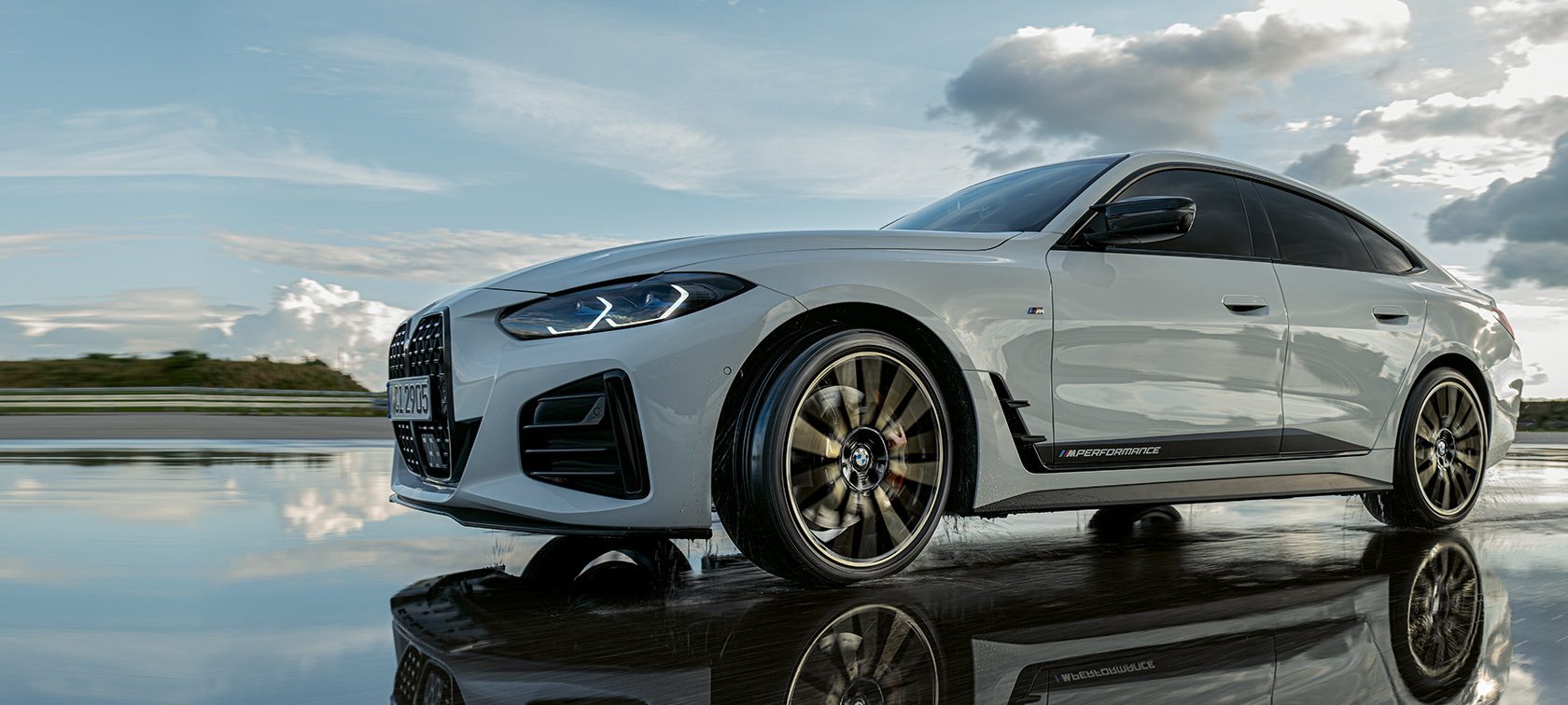 BMW 4 serijos Gran kupė (G26) M Performance Parts serijos dalys, šlapia gatve važiuojantis automobilis BMW 4 serijos Gran kupė (G26) M Performance Parts serijos dalys, šlapia gatve važiuojantis automobilis