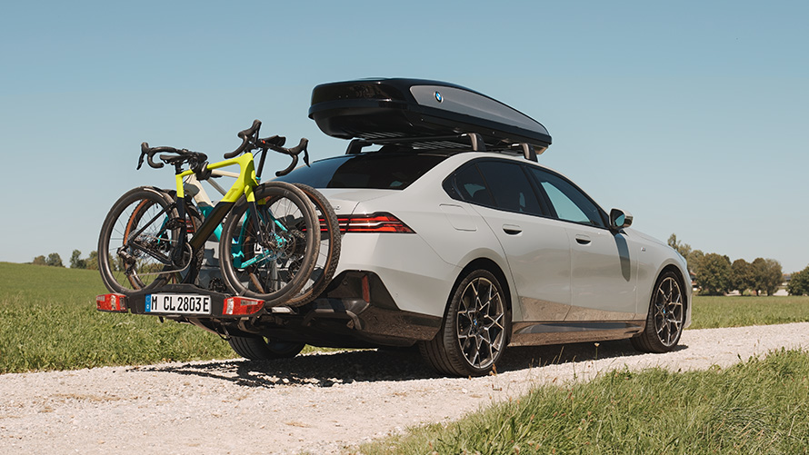 BMW i5 sedanas (G60) su BMW vasaros ratlankių komplektu saulėtoje aplinkoje BMW i5 sedanas (G60) su BMW vasaros ratlankių komplektu saulėtoje aplinkoje