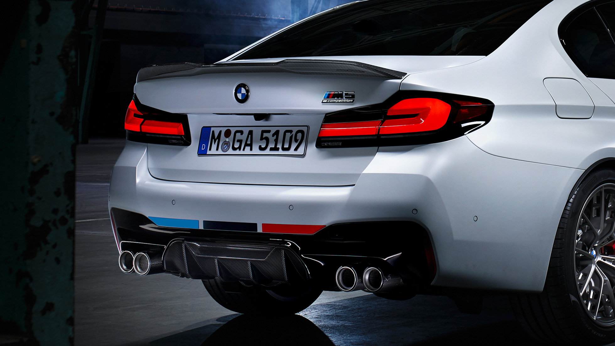 BMW M5 trijų ketvirčių vaizdas iš galo BMW M Performance Parts dalys, BMW M5 trijų ketvirčių vaizdas iš galo