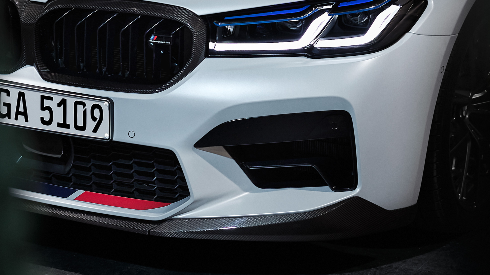 M Performance priekinis oro srauto skirstytuvas iš anglies pluošto vaizdas iš arti BMW M Performance Parts, M Performance priekinis oro srauto skirstytuvas iš anglies pluošto, vaizdas iš arti