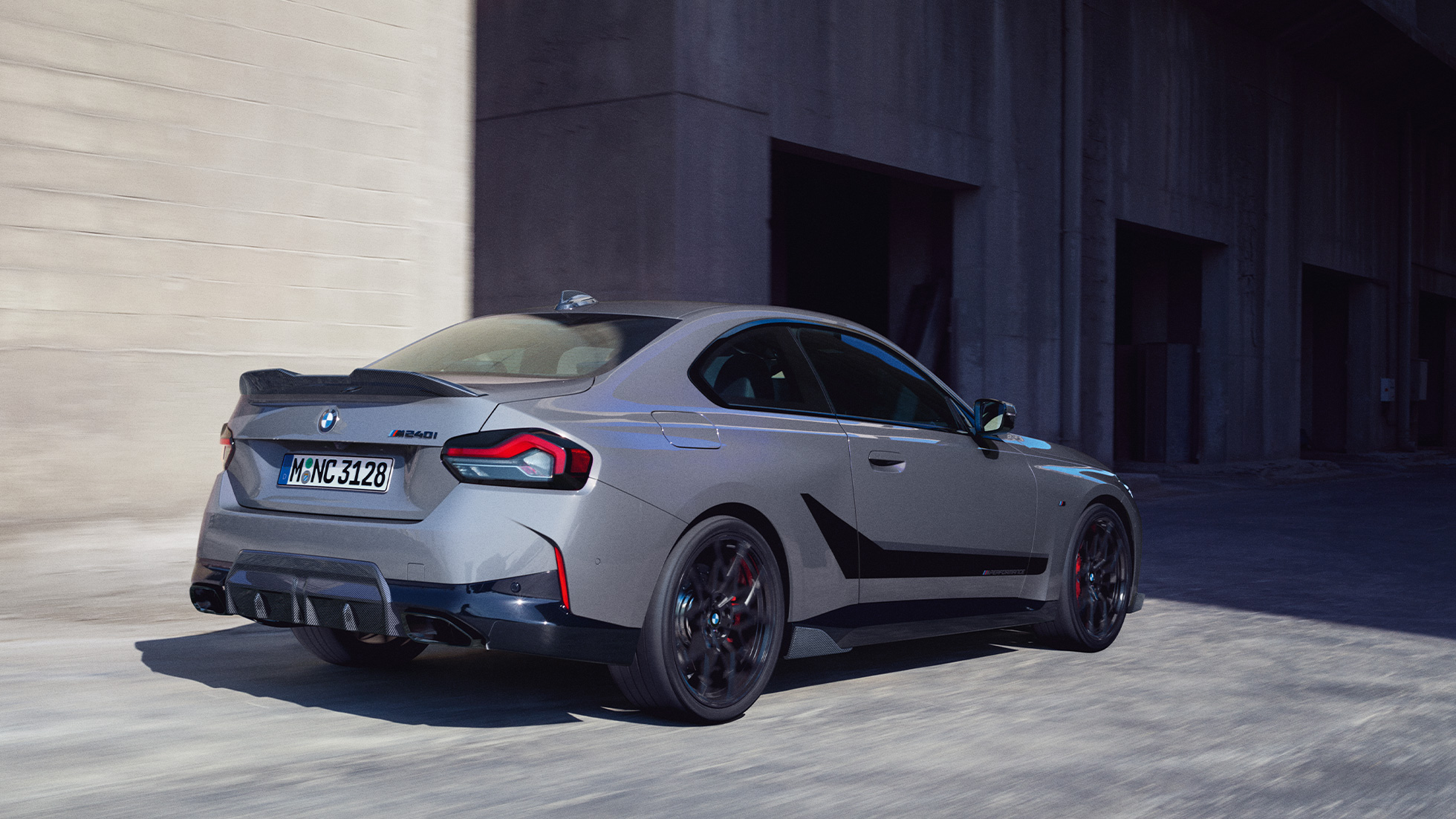 BMW 2 serijos kupė (G42), trijų ketvirčių vaizdas iš galo BMW <i>M Performance Parts</i> serijos dalys, BMW 2 serijos kupė (G42) trijų ketvirčių vaizdas iš galo