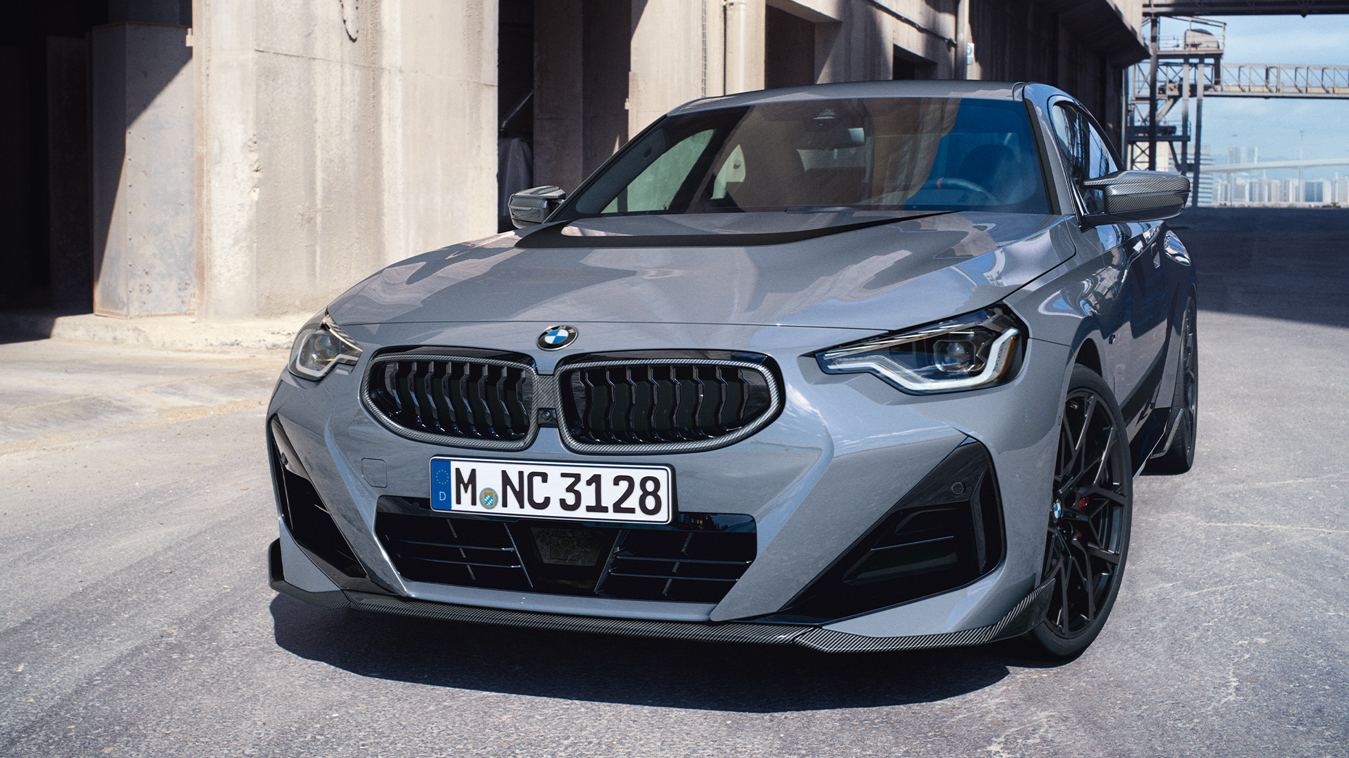 BMW 2 serijos kupė (G42), priartintas trijų ketvirčių vaizdas iš priekio BMW <i>M Performance Parts</i> serijos dalys, BMW 2 serijos kupė (G42) priartintas trijų ketvirčių vaizdas iš priekio