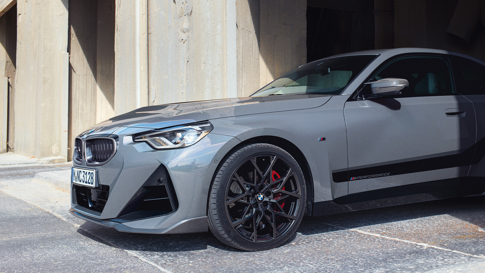 BMW 2 serijos kupė (G42), priartintas trijų ketvirčių vaizdas iš šono BMW <i>M Performance Parts</i> serijos dalys, BMW 2 serijos kupė (G42) priartintas trijų ketvirčių vaizdas iš šono