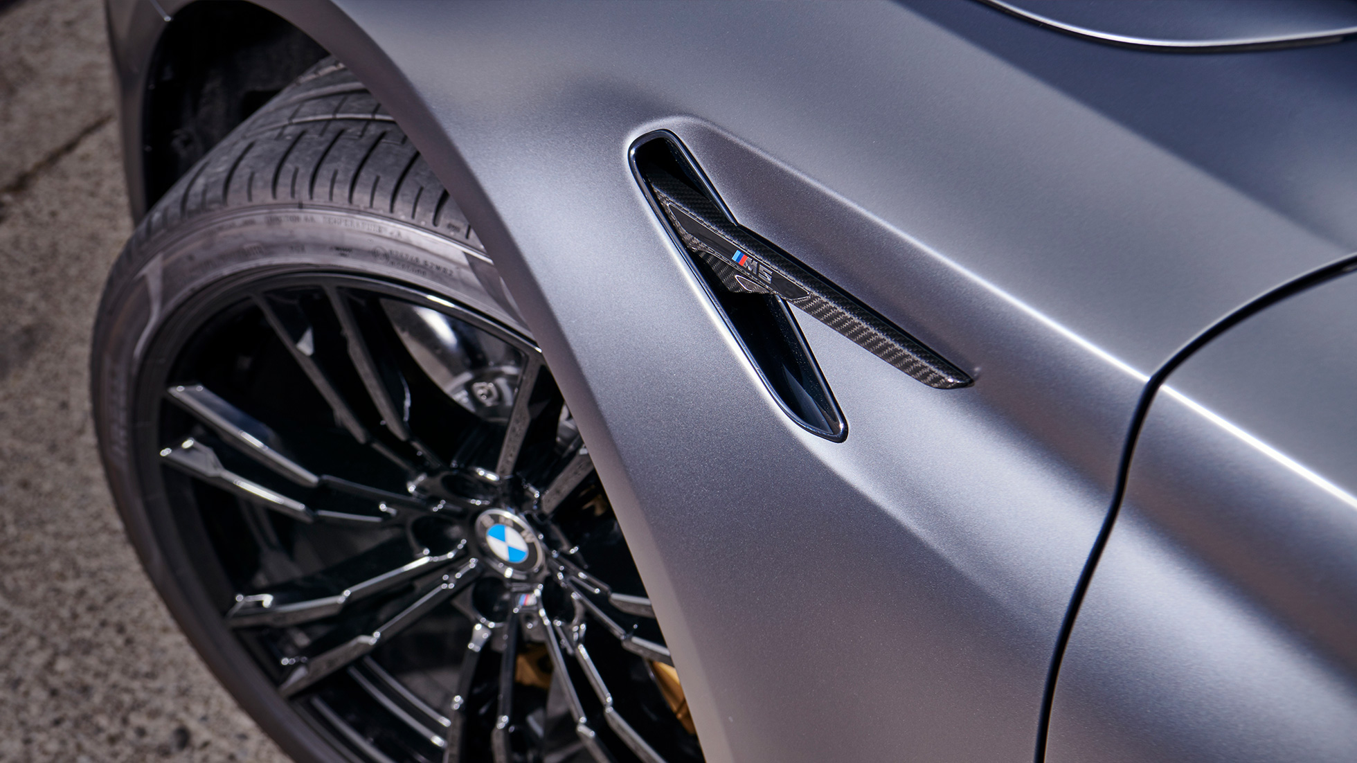 Dekoratyvi BMW M Performance oro alsuoklio juostelė iš anglies pluošto Dekoratyvi BMW M Performance oro alsuoklio juostelė iš anglies pluošto