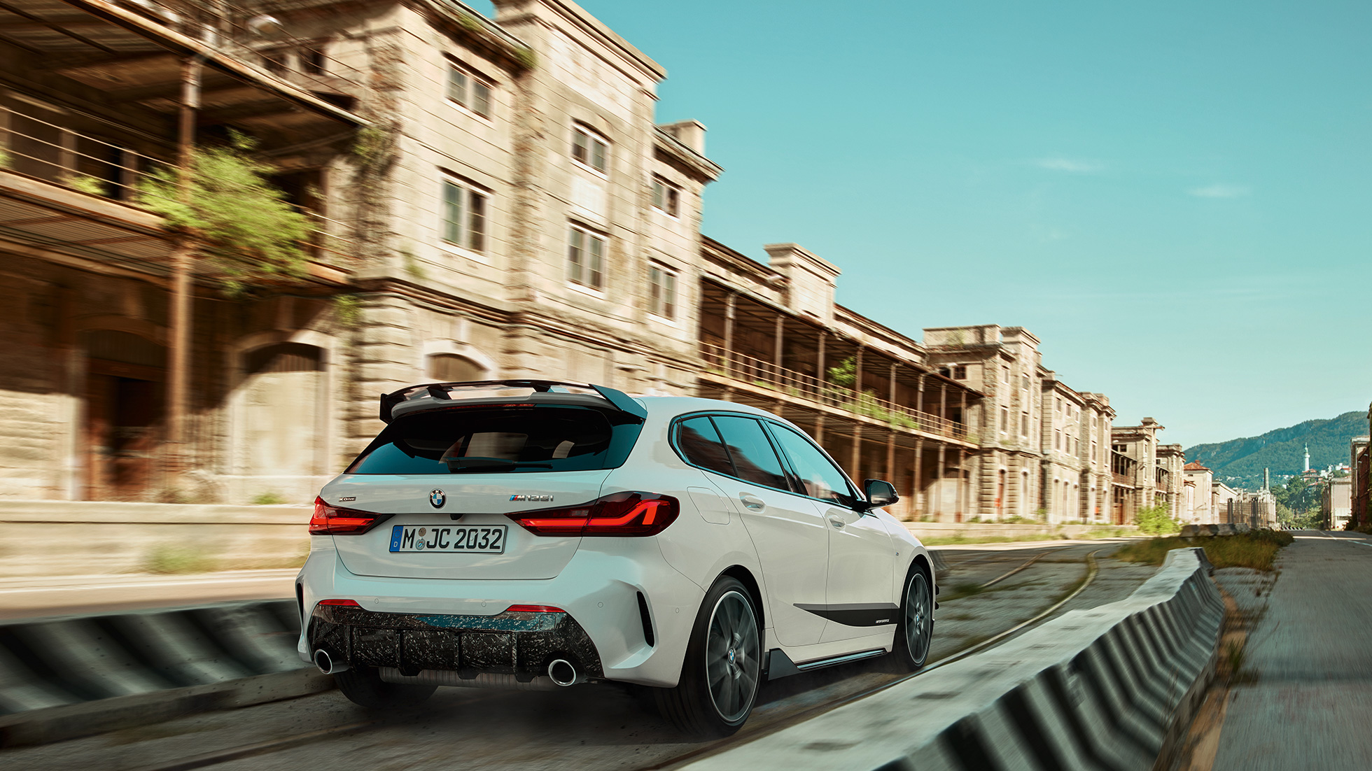 BMW 1 serijos BMW M135i xDrive F40, BMW M Performance BMW 1 serijos BMW M135i xDrive F40, BMW M Performance vaizdas iš galo