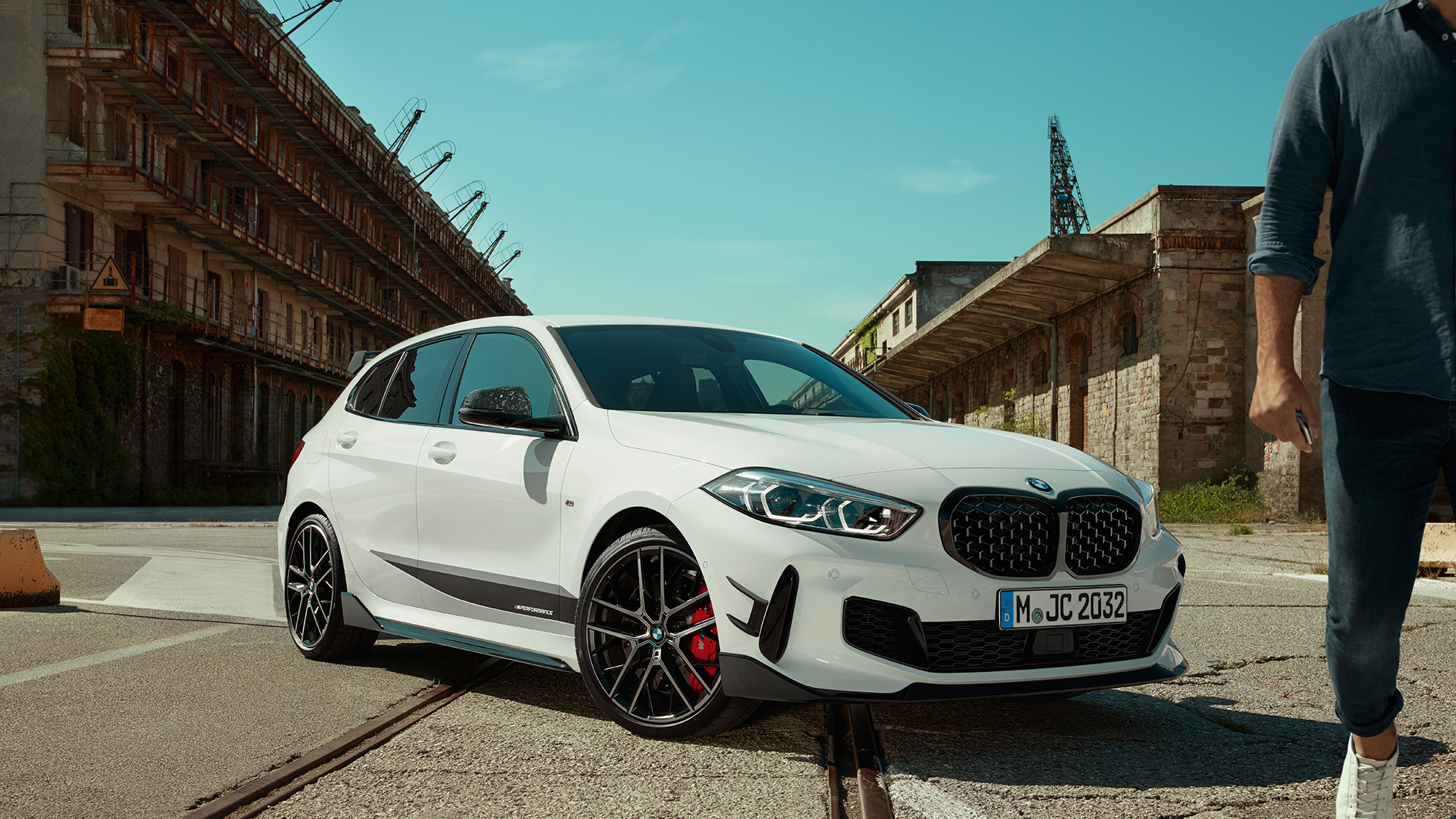 BMW 1 serijos BMW M135i xDrive F40, BMW M Performance BMW 1 serijos BMW M135i xDrive F40, BMW M Performance trijų ketvirčių vaizdas iš priekio