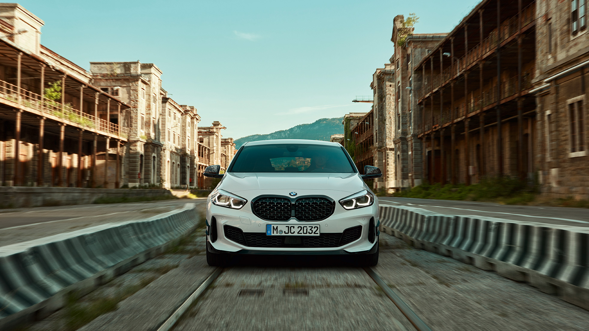 BMW 1 serijos BMW M135i xDrive F40 M Performance BMW 1 serijos BMW M135i xDrive F40 M Performance priartintas vaizdas iš priekio