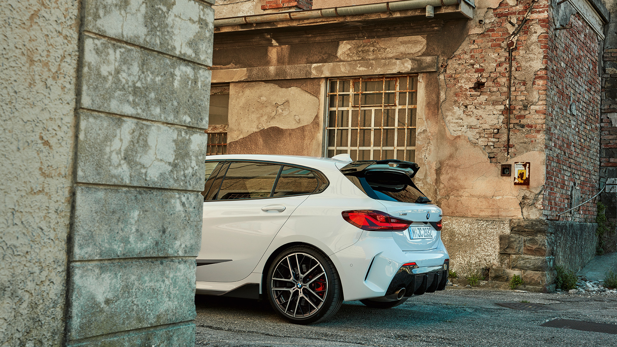 BMW 1 serijos BMW M135i xDrive F40 M Performance vaizdas iš galo BMW 1 serijos BMW M135i xDrive F40 M Performance priartintas vaizdas iš galo