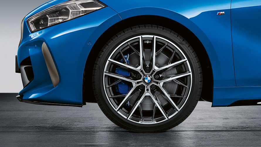 BMW M Performance Double-spoke stiliaus 555 M dvispalviai BMW vasarinės padangos BMW M Performance Double-spoke stiliaus 555 M dvispalviai BMW vasarinės padangos