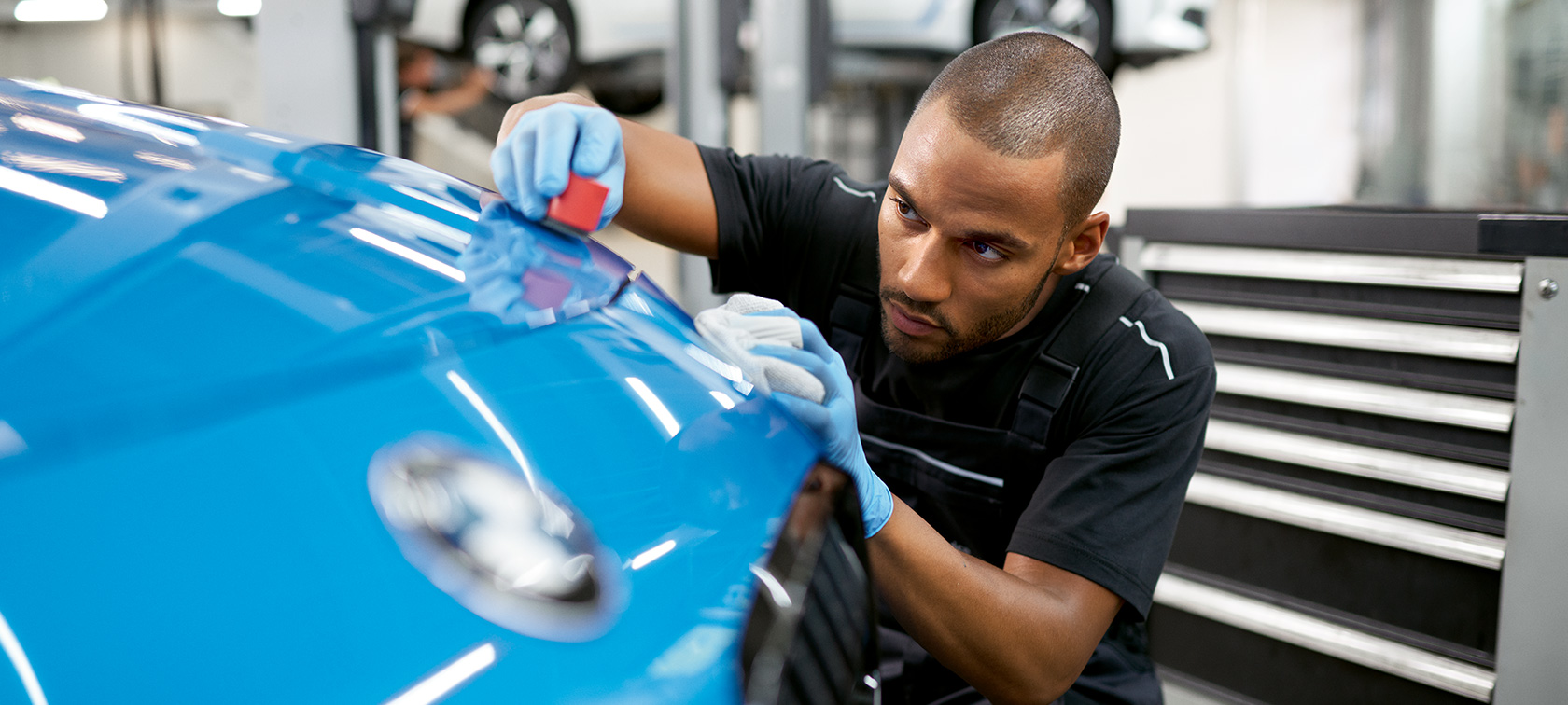 BMW kosmetinio remonto paslaugos BMW remonto ir priežiūros paslaugos BMW remonto ir priežiūros paslaugos BMW kosmetinio remonto paslaugos serviso darbuotojas dirbtuvėse