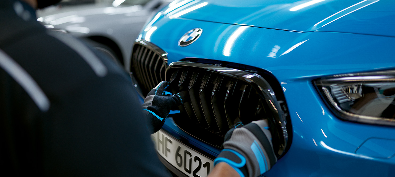 BMW remontas po avarijų BMW remontas ir priežiūra BMW remonto ir priežiūros paslaugos BMW remontas po avarijų BMW priekinių grotelių keitimas stambiu planu