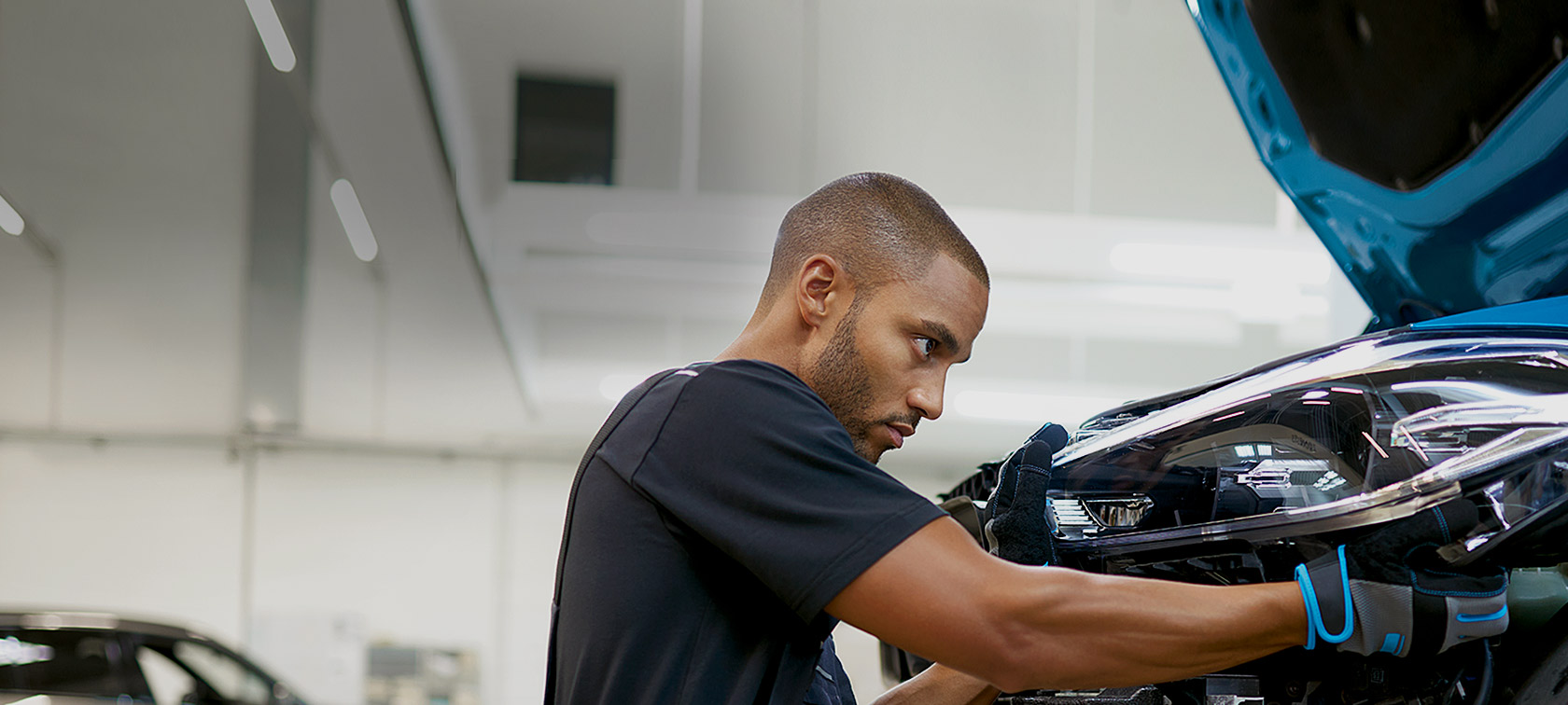 BMW remontas ir priežiūra BMW remontas ir priežiūra darbuotojas serviso dirbtuvėJE