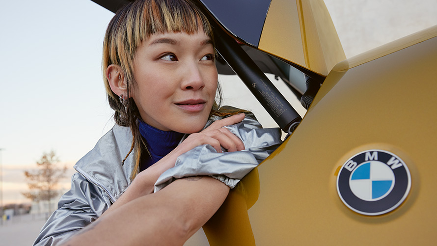 BMW Service Inclusive paslaugų teikimo trukmė ir naudotiems automobiliams taikomi sutarčių galiojimo terminai BMW Service Inclusive paslaugos, BMW X2 bagažinės durelių siekianti moteris