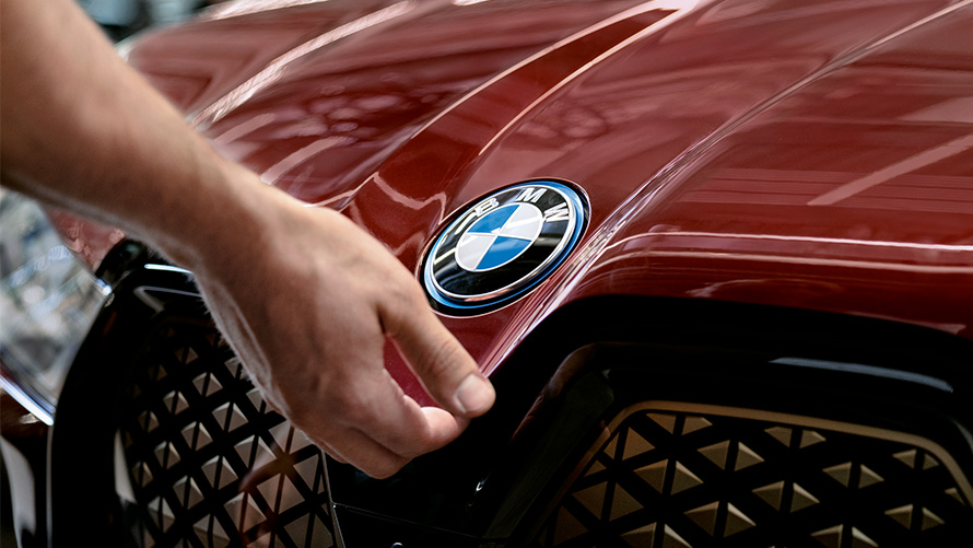 BMW Service Inclusive pasiūlymai BMW Service Inclusive paslaugos, BMW emblema ant BMW iX