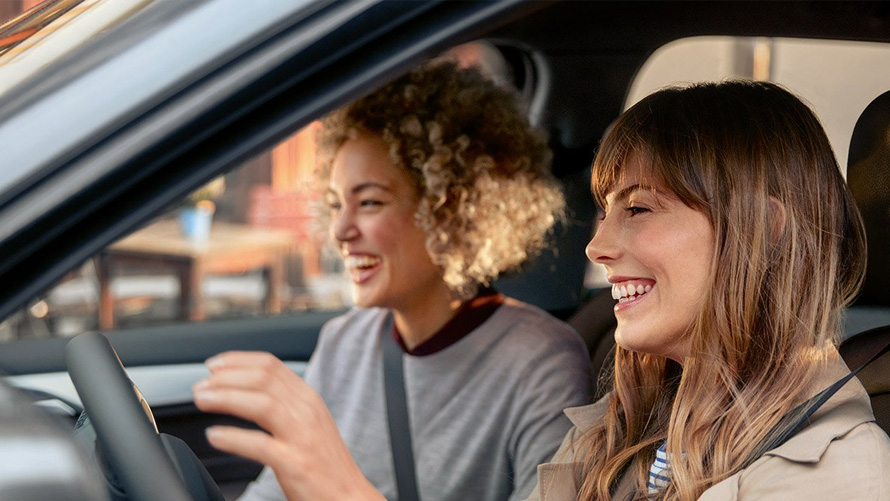 BMW vairavimo malonumas su BMW servisu Dvi laimingos moterys savo BMW automobilyje