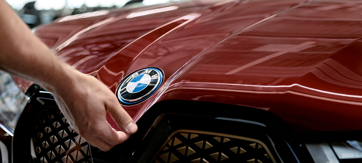 BMW telepaslaugos, moteris BMW automobilyje BMW telepaslaugos, moteris BMW vairuotojo erdvėje