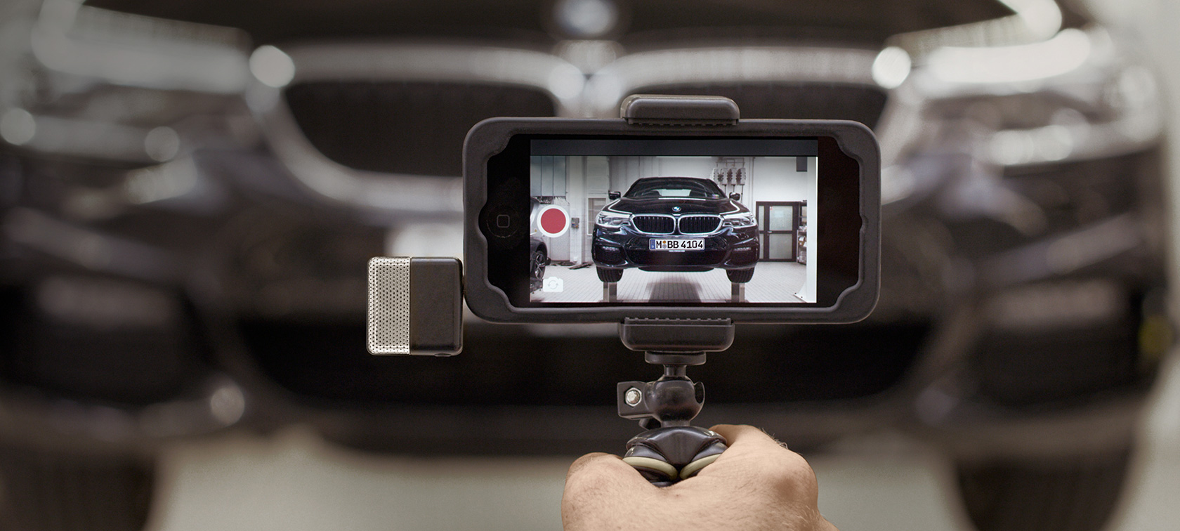 BMW serviso videoklipas per išmanųjį telefoną BMW serviso videoklipas per išmanųjį telefoną BMW automobilio fone