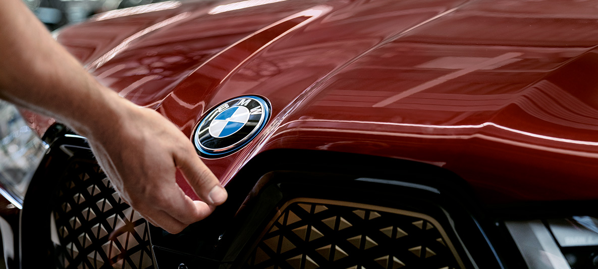 BMW automobilio patikra ir techninė priežiūra BMW automobilio patikra ir techninė priežiūra, ant BMW variklio gaubto uždėta ranka