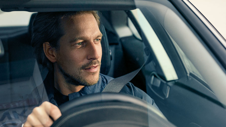 BMW servisas įskaičiuotas BMW servisas įskaičiuotas: vyras prie BMW vairo