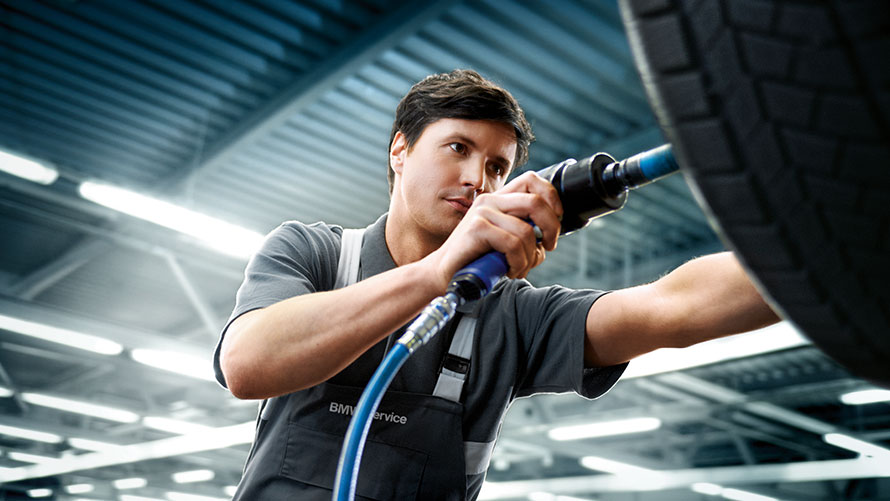 BMW ratlankių servisas BMW ratlankių servisas: BMW serviso darbuotojas remontuoja BMW