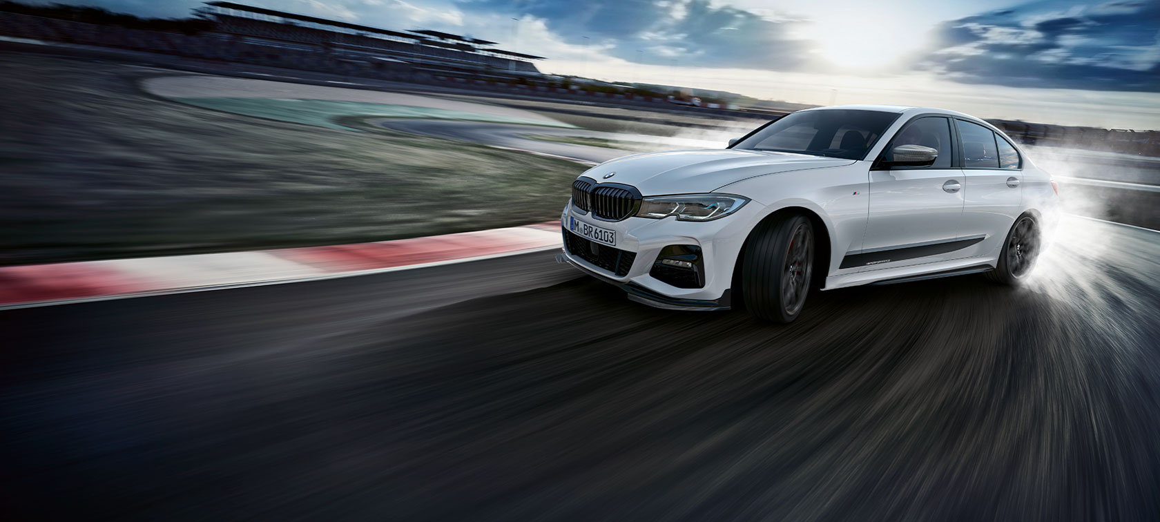 „M Performance“ dalys „M Performance“ dalys: baltas BMW važiuojantis lenktynių trasoje