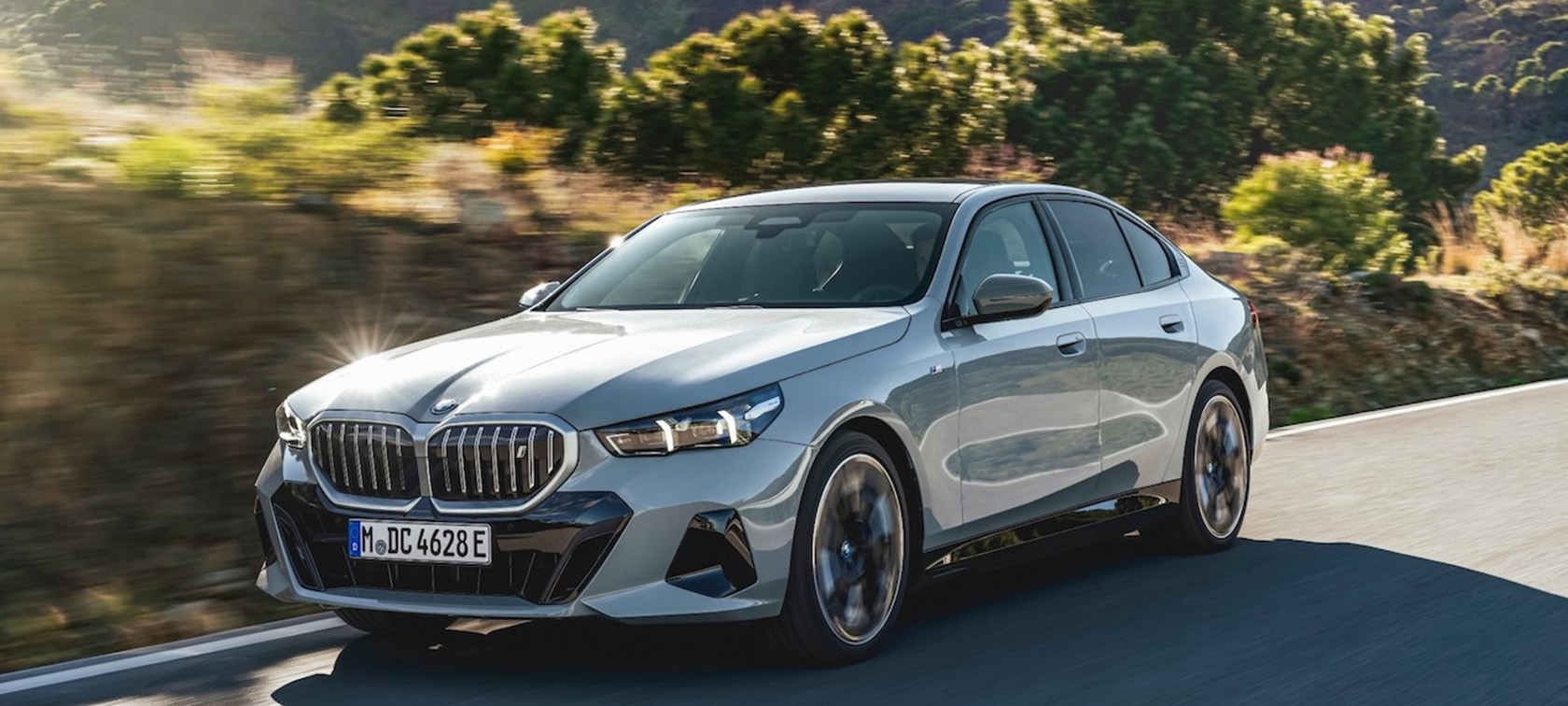 Pristatytas naujos kartos „BMW 5“ sedanas: elektrinė versija „BMW i5“ įveiks iki 582 km Pristatytas naujos kartos „BMW 5“ sedanas: elektrinė versija „BMW i5“ įveiks iki 582 km