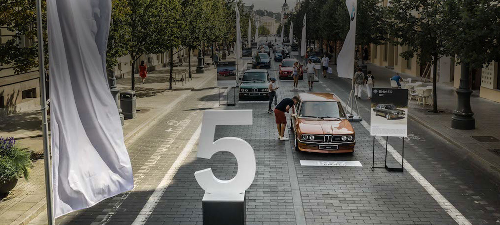 Pagrindinėje sostinės gatvėje – septynių BMW 5 serijos kartų ekspozicija ir galimybė iš arti apžiūrėti atnaujintą 2020-ųjų penktuką Pagrindinėje sostinės gatvėje – septynių BMW 5 serijos kartų ekspozicija ir galimybė iš arti apžiūrėti atnaujintą 2020-ųjų penktuką