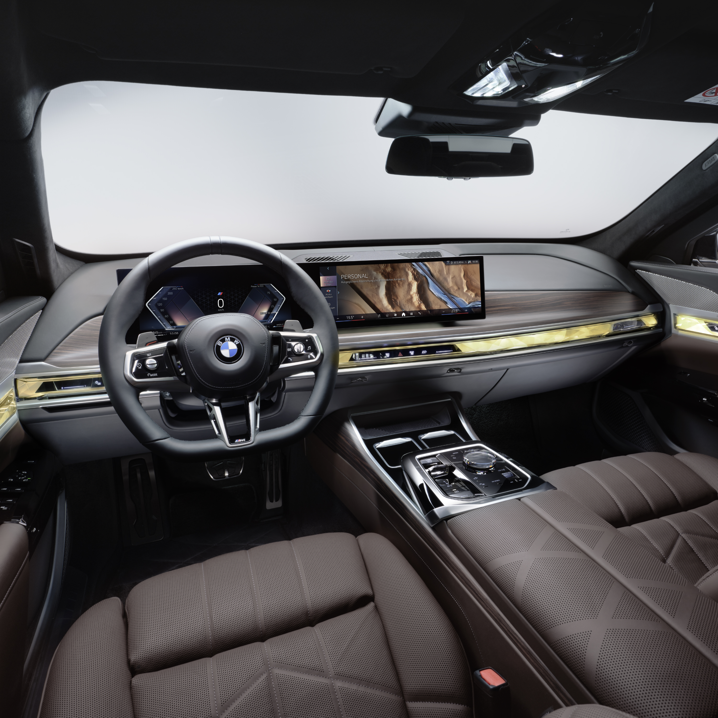 BMW vairuotojo erdvės vaizdas su vairu ir ekranu