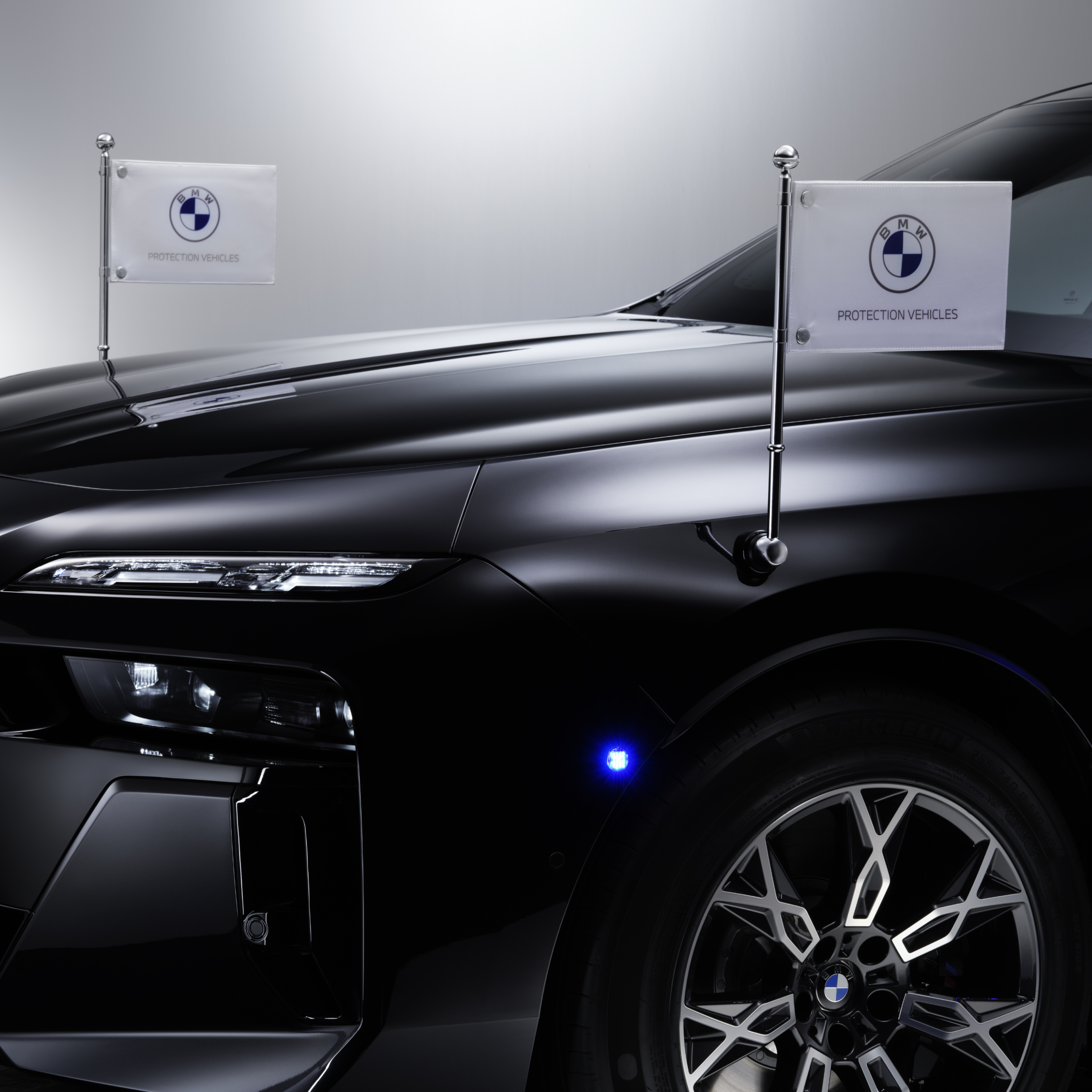 BMW su dviem priekiniais vėliavėlių laikikliais vaizdas iš arti