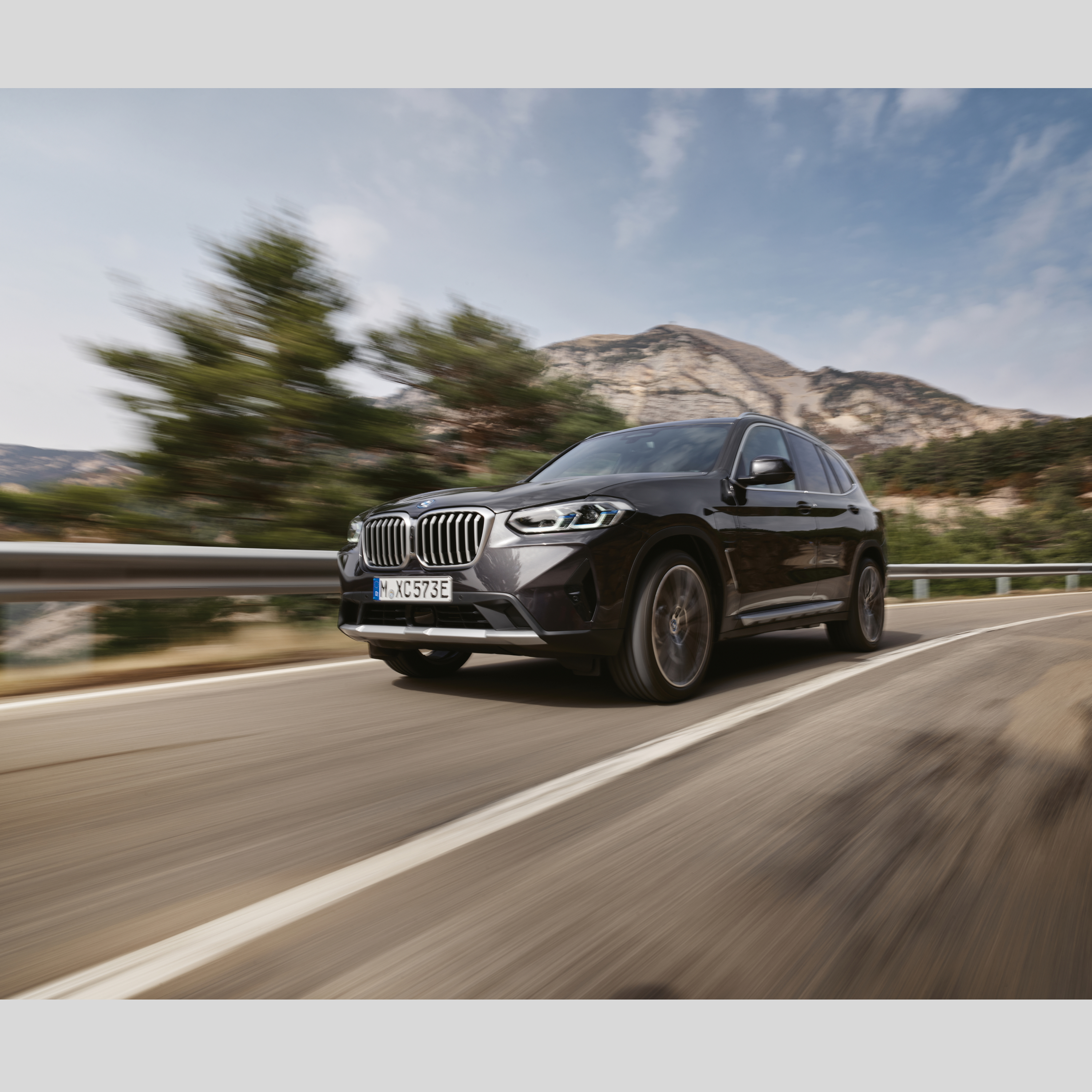 Keliu važiuojantis BMW skubią pagalbą teikiančios tarnybos automobilis