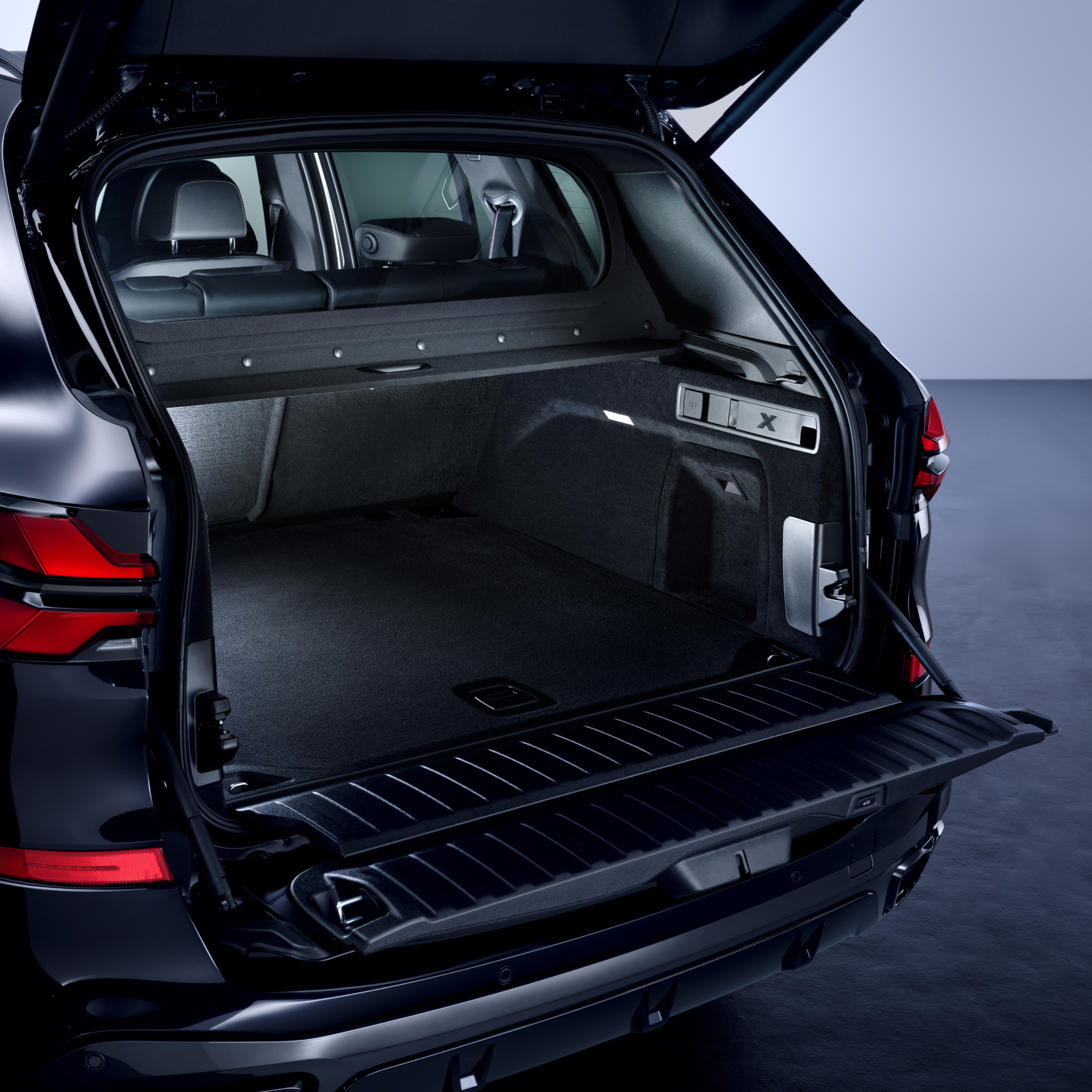 Atidarytų BMW apsauginio automobilio bagažinės durelių ir keleivių erdvės vaizdas iš arti 