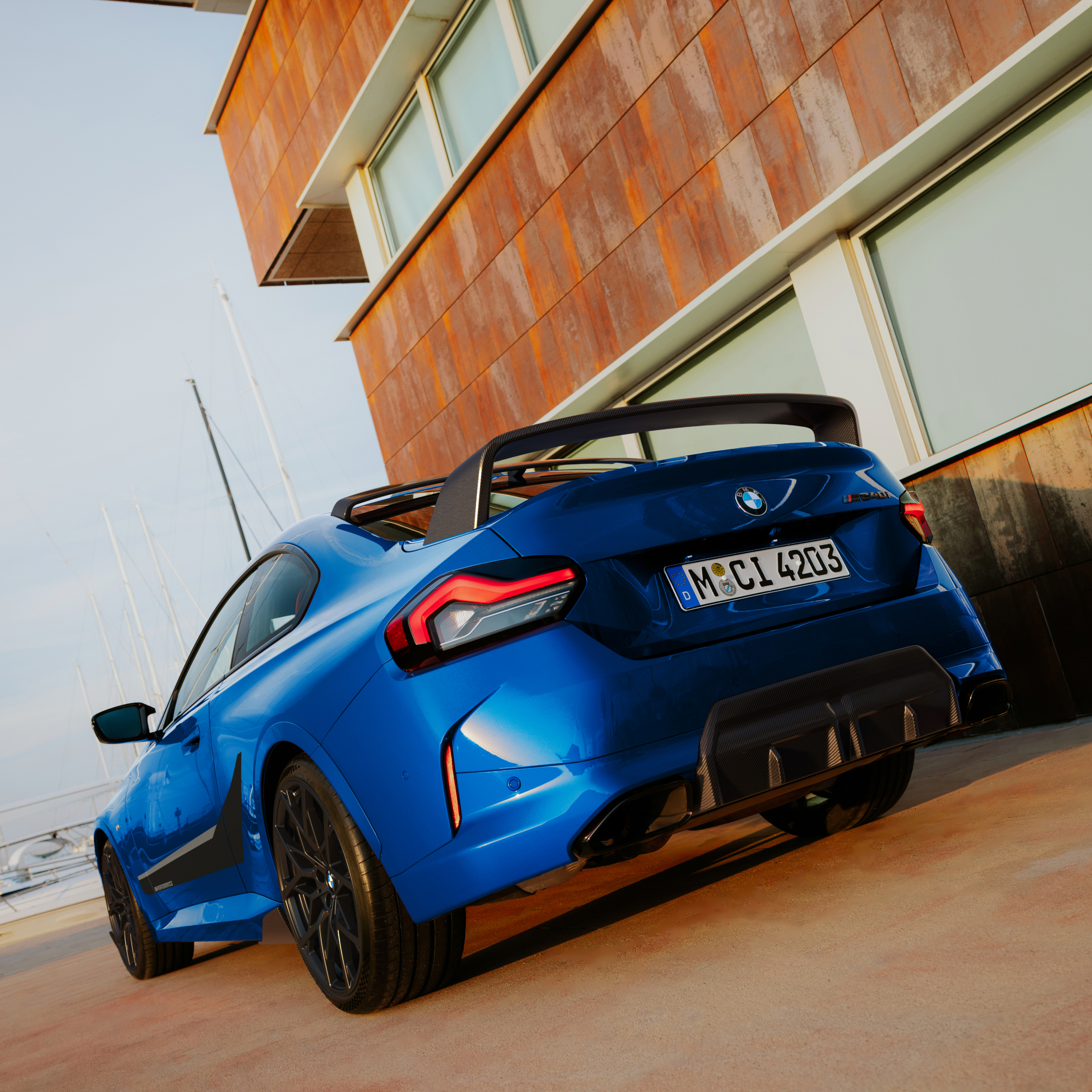 BMW su M Performance galiniu aptaku namo fone