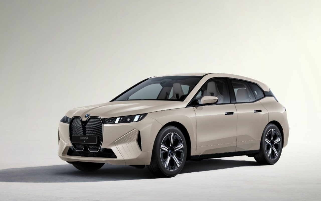 BMW iX xDrive45 Pasiūlymo kaina 73 990 Eur.